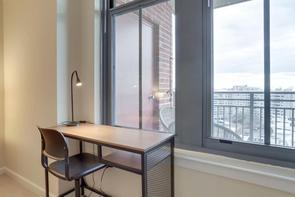 Fantastic 2 Bedroom Condo At Pentagon City アーリントン エクステリア 写真
